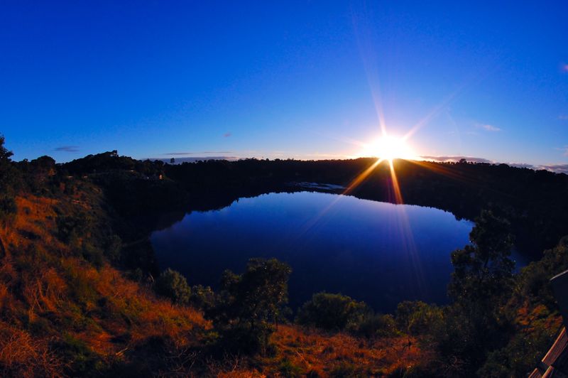 Mount Gambier: der Blue Lake bei Sonnenaufgang